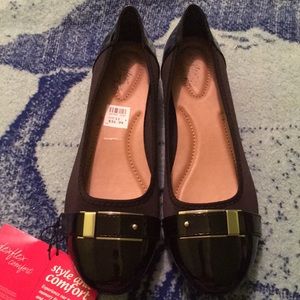 A pair of black dexflex comfort shoes 👞